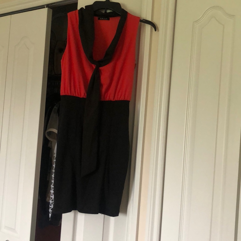Black and red dress with a tie like design. Sz. S